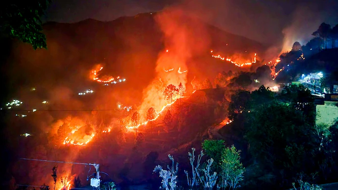 https://salarnews.in/public/uploads/images/newsimages/maannewsimage15052024_151323_Uttarakhand forest fire.webp